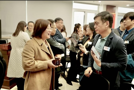 沙龙现场，企业家们交换琢磨面容。图片来自中国国际商会。