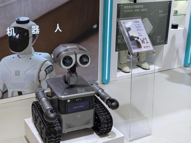 特斯拉不是最牛!这届AWE“狗”比“人”多,机器人到家了?