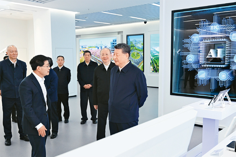 2026年2月9日至10日，中共中央总书记、国家主席、中央军委主席习近平在北京考察并看望慰问基层干部群众。这是9日上午，习近平在位于北京亦庄的国家信创园考察。 新华社记者 燕雁/摄