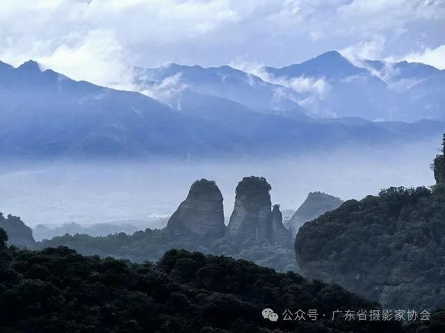 《云开双阙峙千山》摄影：谢庆伟