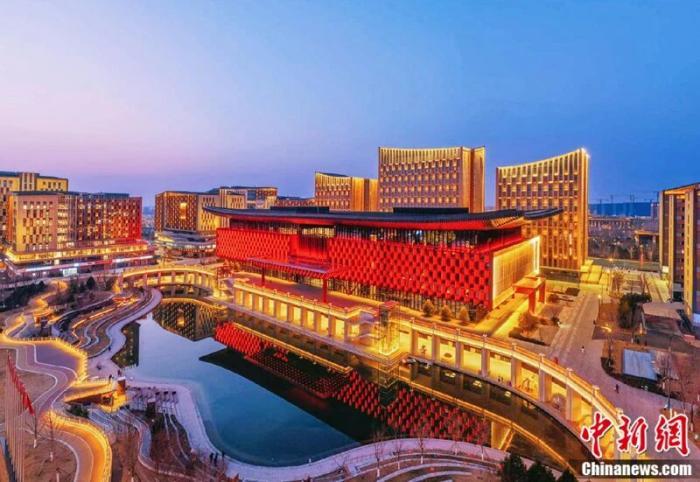夜幕下的雄安商务服务中心。陈世豪 摄