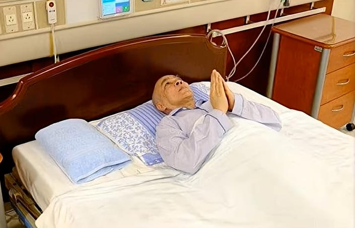 20日,洪森父子三人在北京探望接受手术的柬埔寨国王 柬中时报