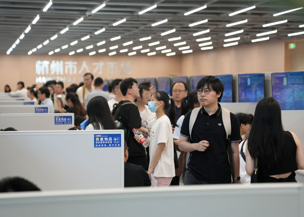 2025年6月28日,求职者在2025年杭州市人工智能专场招聘会上查看岗位需求信息。当日,2025年杭州市人工智能专场招聘会在浙江省杭州市人才市场举行,120多家人工智能相关企业现场推出1700多个工作岗位。