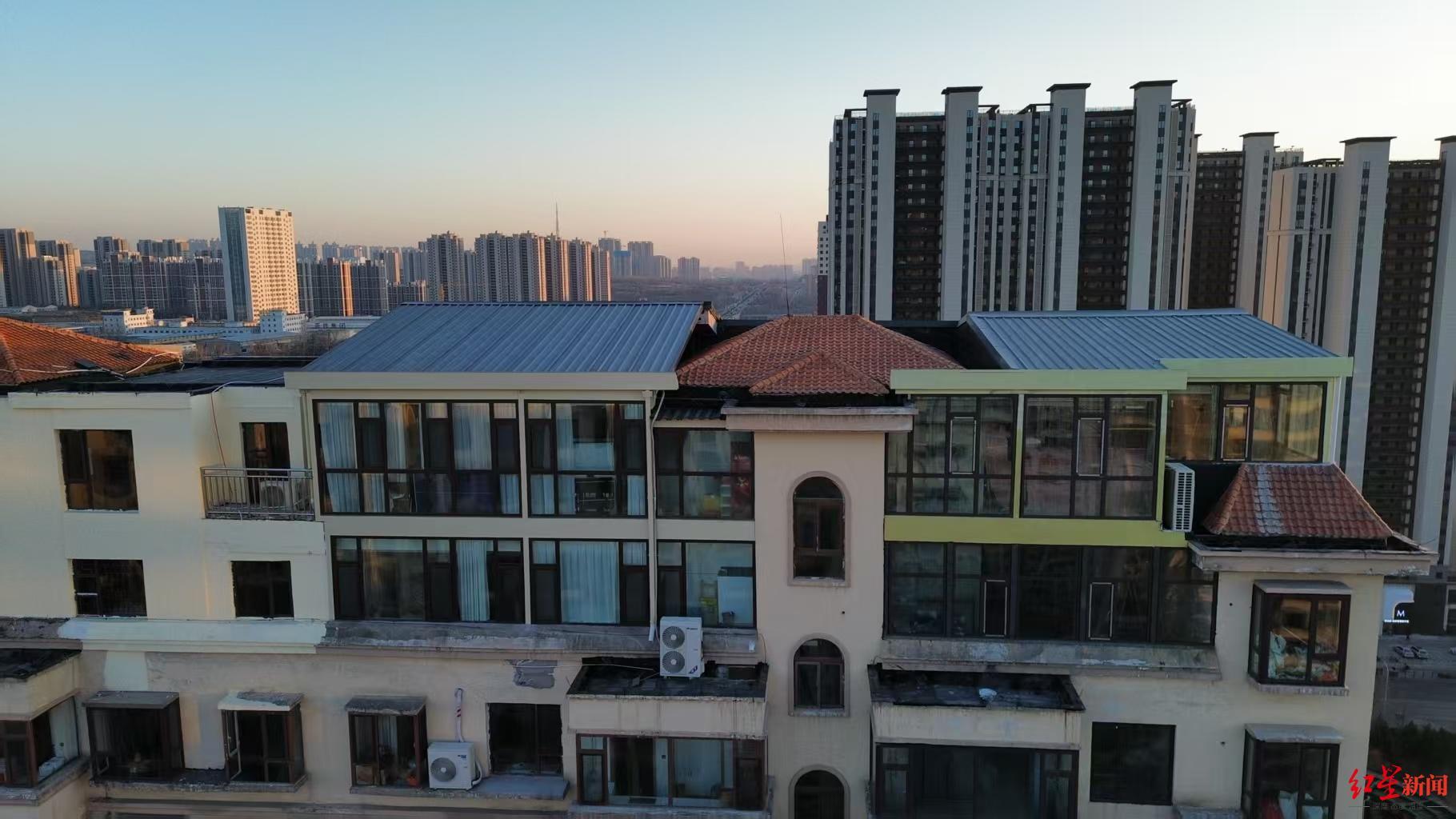 ▲府东公园小区6号楼部分业主违规加盖的楼层