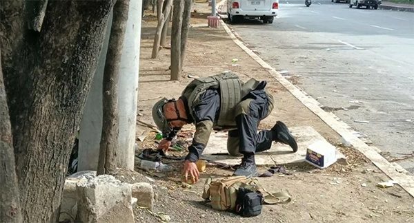 当地时间27日上午，菲律宾国家警察爆炸物处理小组的一名成员正在检查一处简易爆炸装置。 菲律宾国家警察向菲媒提供