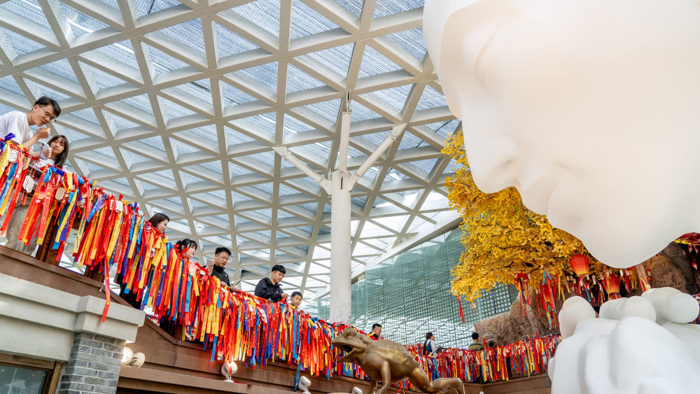 游客在“这有山”文旅小镇中游玩。新华社记者唐成卓 摄