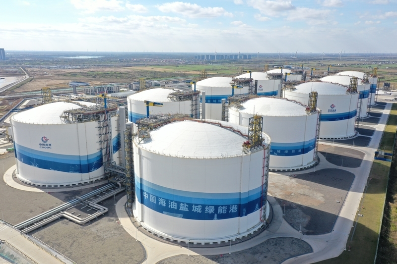 2024年11月24日,位于江苏省滨海县境内的中国海油盐城“绿能港”,液化自然气(LNG)储备罐陈设有序。 IC Photo