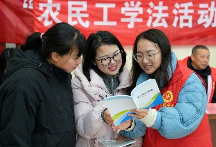 志愿者在江苏省海安市墩头镇招聘活动现场向求职者宣传劳动用工相关法律法规（2026年2月26日摄）。新华社发（周强摄）