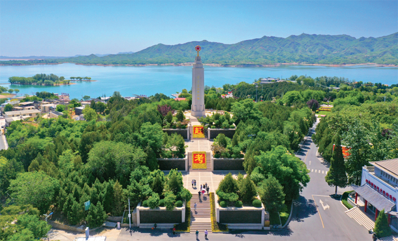 燕赵大地,红星闪耀。自中国共产党诞生之日起,这块土地就被深深植入了红色基因。西柏坡位于河北省石家庄市平山县,是党中央最后一个农村指挥所,“三大战役”在这里指挥,“两个务必”在这里发出,“进京赶考”从这里动身,新中国从这里走来。图为夏日的西柏坡纪念碑。 河北省委宣传部供图