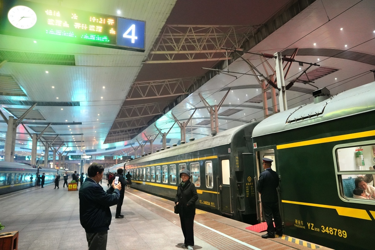 图为:3月23日夜间,“武汉东到武汉东”4816次旅客在站台有序拍照留念.jpg