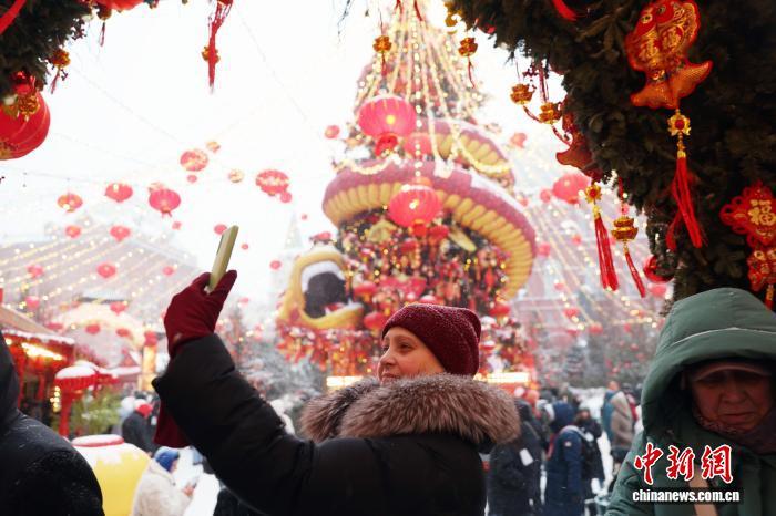 当地时间2月16日,中国农历除夕,第三届莫斯科“欢乐春节”活动在莫斯科市中心隆重启幕。图为俄罗斯民众在活动现场拍照打卡。 中新社记者 田冰 摄