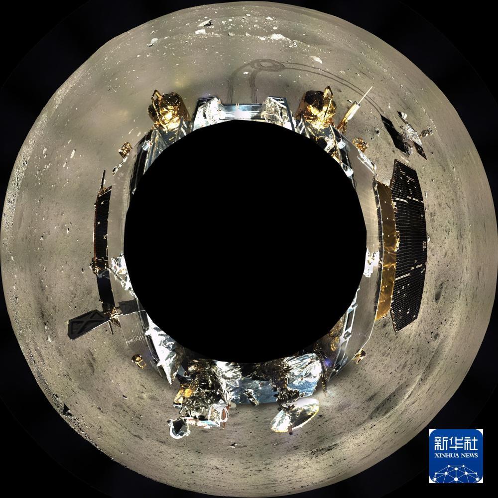 这是嫦娥三号地形地貌相机拍摄的着陆器周边360&deg;范围的全景镶嵌影像图，采用方位投影方式表达（2013年12月17日至12月18日摄）。新华社发