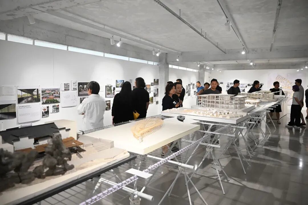 众多建筑师和建筑爱好者在玉林颂观看新展“发现与呈现”