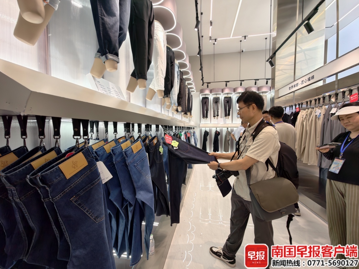 采风团记者在挑选牛仔裤。