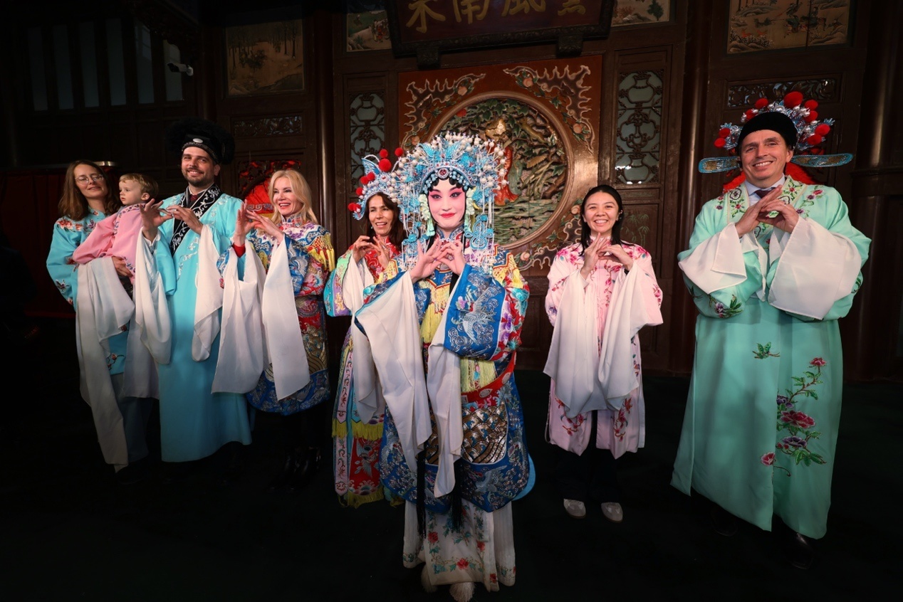 2月3日，驻华使节在广东会馆身着戏服，了解中国传统文化。（海外网 谢明 摄）