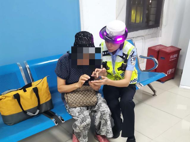 民警帮助台胞老人。(厦漳高速交警支队 供图)