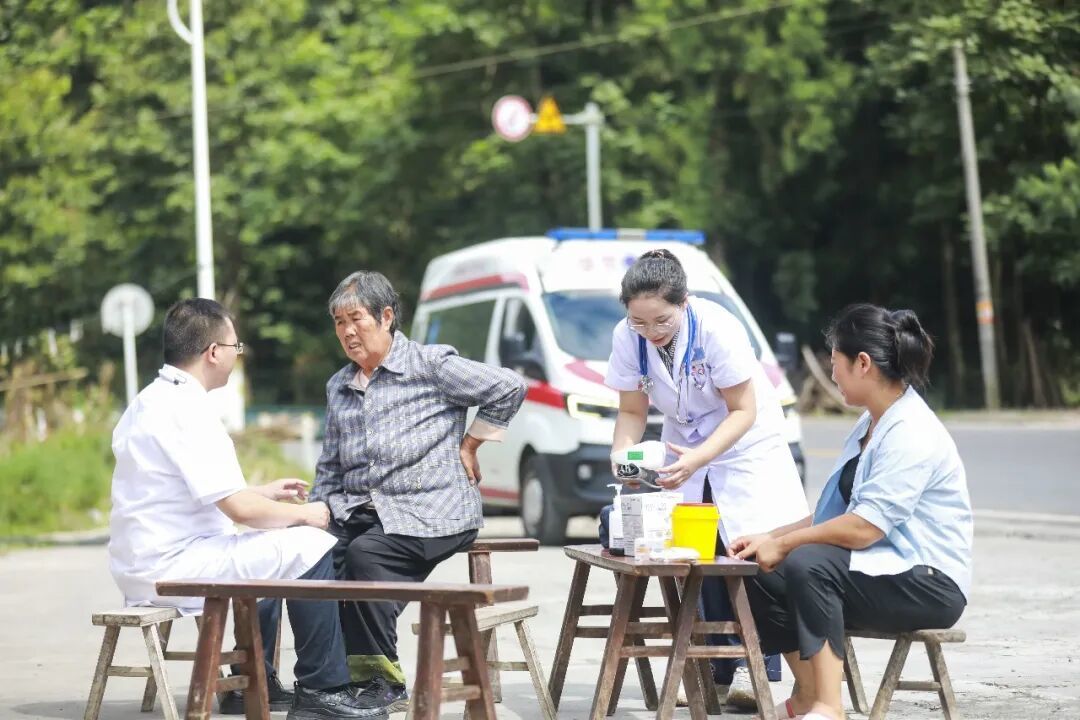 8月14日,在贵州省黔西市甘棠镇樱桃村,专家医师为村民免费检查身体。周训超摄(中经视觉)