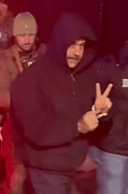 ▲被移送到纽约时,马杜罗多次对着镜头比“剪刀手”