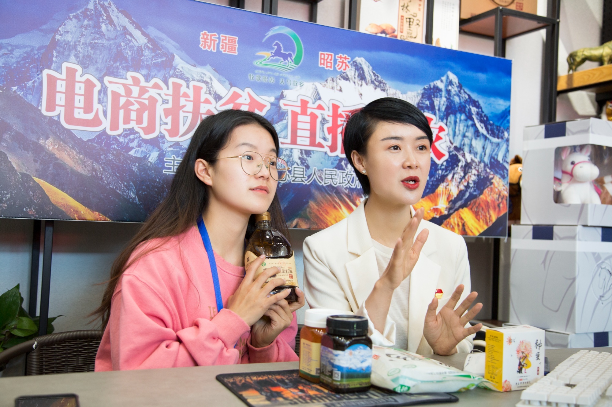 直播中的贺娇龙（右1）（新疆昭苏县委宣传部供图 央广网发）