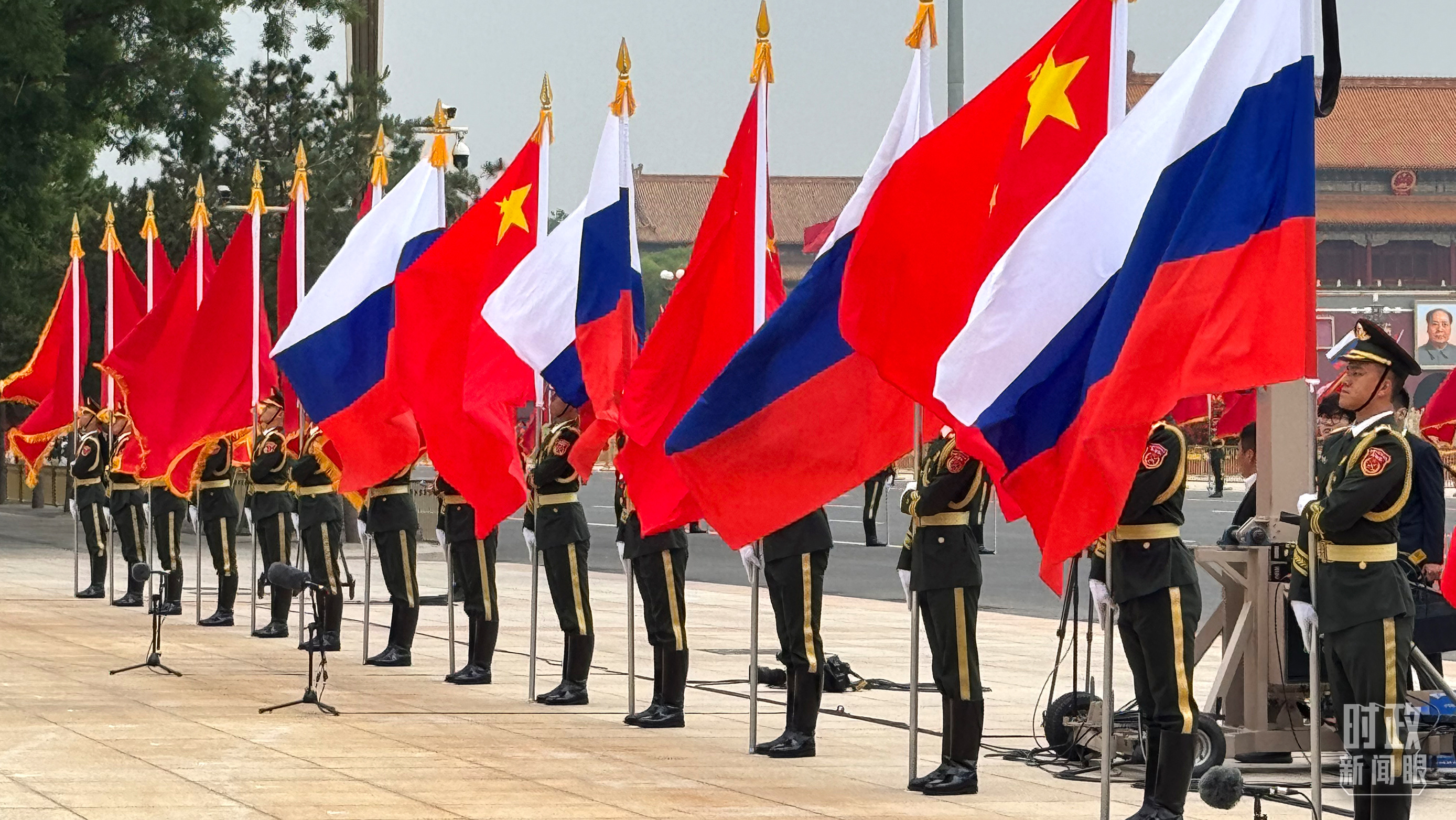 △欢迎仪式上的中俄两国国旗。(总台央视记者李增仁拍摄)