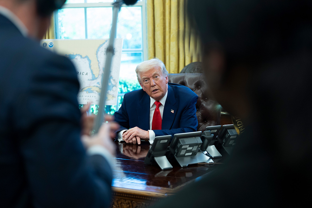 当地时间2025年4月9日,美国华盛顿特区,特朗普总统在白宫椭圆形办公室举行行政命令签署仪式。他签署的行政命令旨在重振美国造船业。