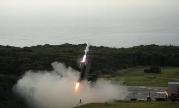 “25式地对舰导弹”采用隐身设计,具备较强的突防能力。导弹不仅具备打击水面舰艇能力,还能用于攻击地面目标。