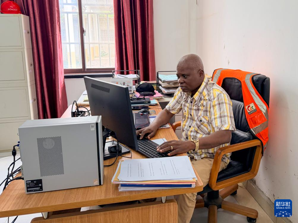 1月24日，在刚果（布）布恩扎省，刚果（布）新水泥厂技术副经理菲代勒&middot;翁东戈在办公室内工作。新华社发