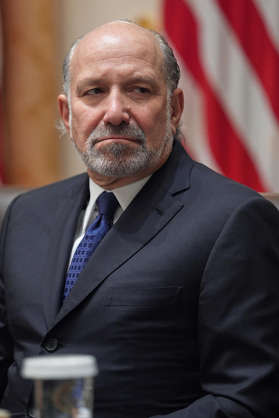 ▲当地时间1月29日,美国商务部长霍华德·卢特尼克在白宫内阁会议上听取发言 图据视觉中国