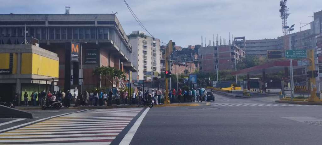 加拉加斯市民在超市前排队。受访者 供图