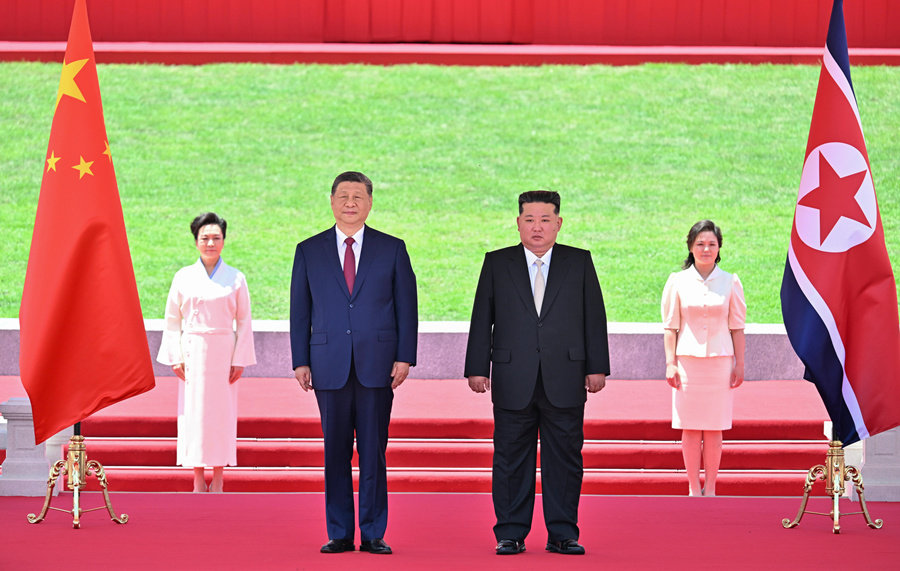 当地时间6月8日中午，朝鲜劳动党总书记、国务委员长金正恩在平壤金日成广场为中共中央总书记、国家主席习近平举行盛大欢迎仪式。这是习近平同金正恩一起观看分列式。