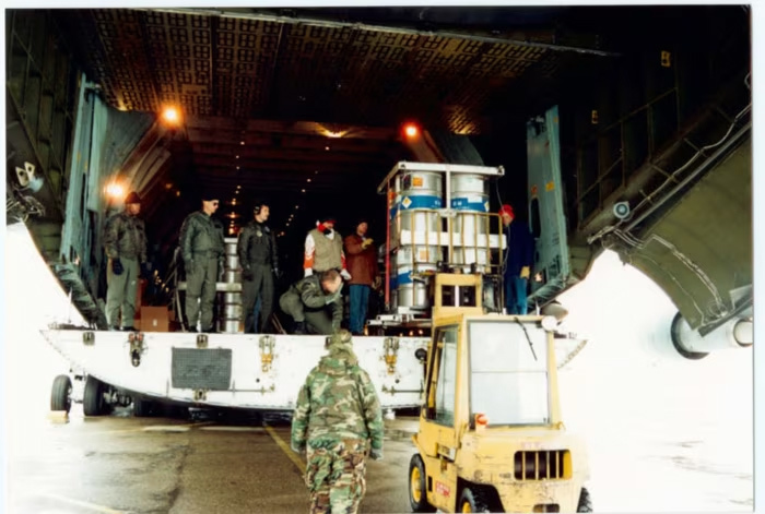 1994年，一个装有铀的桶被装载上一架美国运输机。