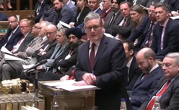 当地时间2月4日,斯塔默在英国议会回答议员的质询 视频截图