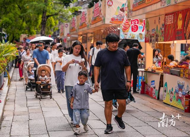 广东省博物馆,叙利亚古代文物精品展展厅内,游客在参观乌鲁克文化(公元前3400—前3100年)的陶器展品。