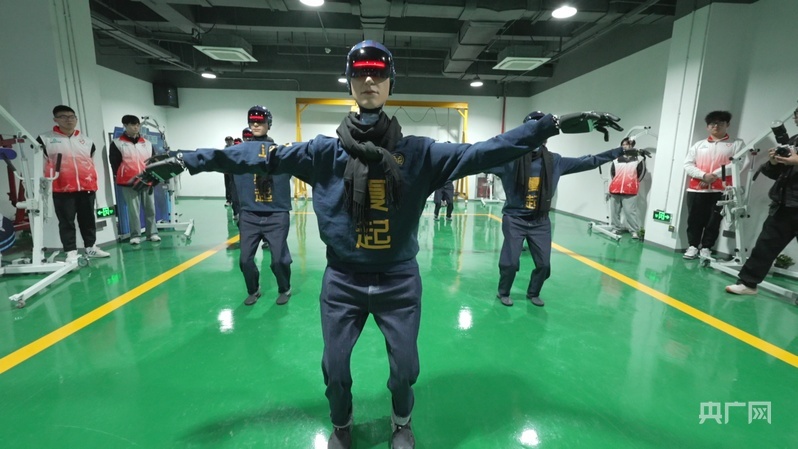 人形机器人踏出整齐划一的舞步（央广网记者 吕倩媛 摄）