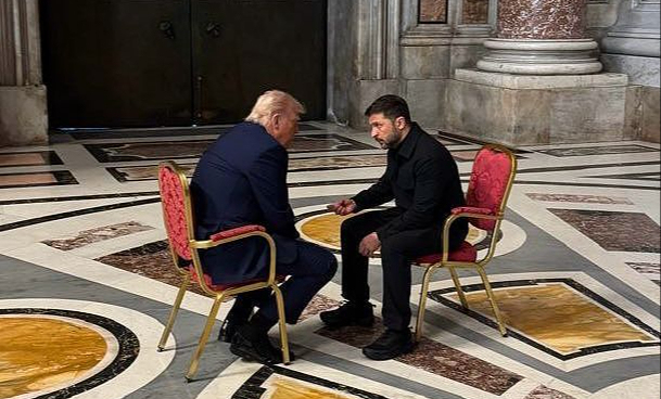 当地时间2025年4月26日,乌克兰总统弗拉基米尔·泽连斯基(右)与美国总统唐纳德·特朗普(左)会晤。视觉中国 图