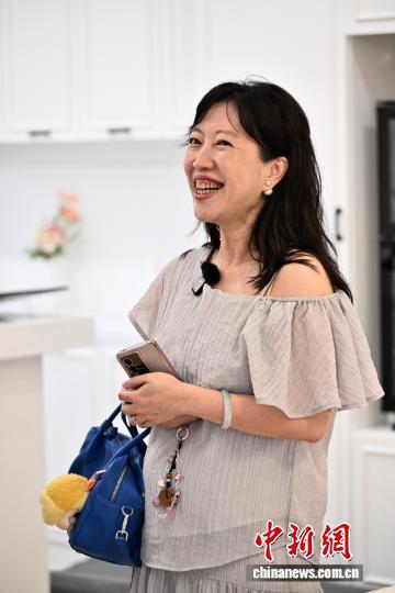 7月28日,庄涵如向参观者介绍装修好的短片实景基地。 中新社记者 张斌 摄