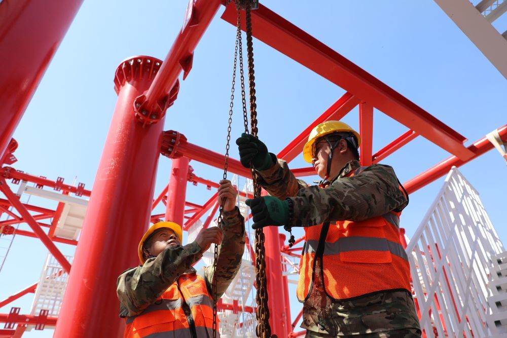 5月1日，中建三局的建设者在合肥400米大气环境气象梯度观测塔项目工地作业。新华社记者曹力 摄