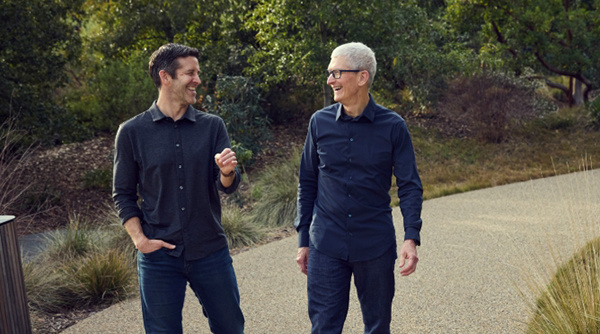 特努斯（左）和库克（右）在苹果总部 苹果官网