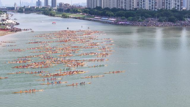 各应急小组提前备足橡皮艇、冲锋舟、搜救、现场封控、医疗急救等全套处置力量。