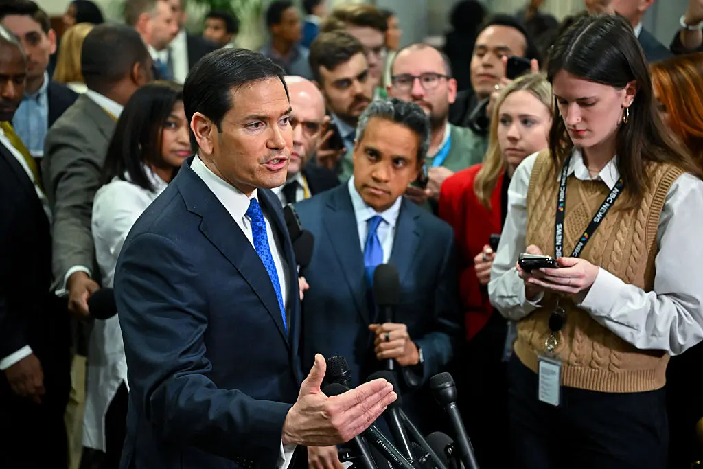 3月3日,美国国务卿鲁比奥在华盛顿特区国会大厦对媒体讲话,并出席全参议院关于伊朗的闭门简报会。(图片来源:彭博社)