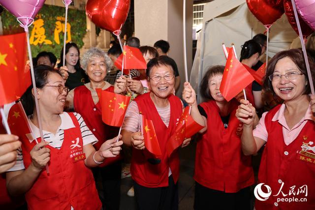 志愿者发放免费小红旗。人民网记者 陈博摄