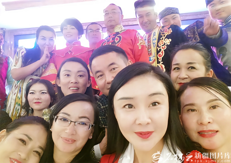 时任昭苏县胡松图喀尔逊蒙古族乡党委书记的贺娇龙(前排右二),与当地干部群众自拍留念。资料图片