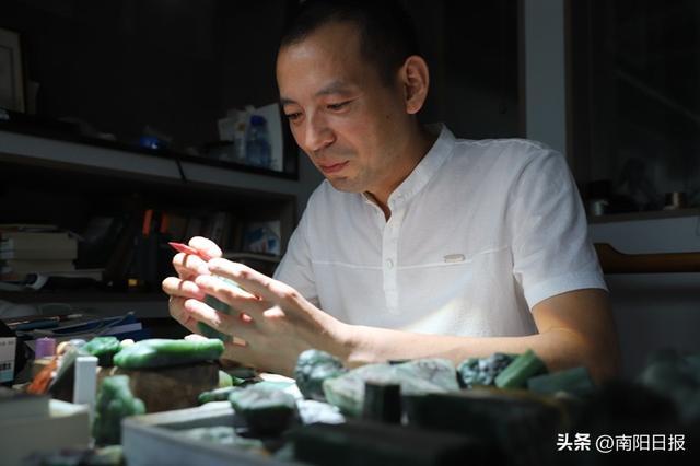玉石雕刻匠人在设计雕刻方案。