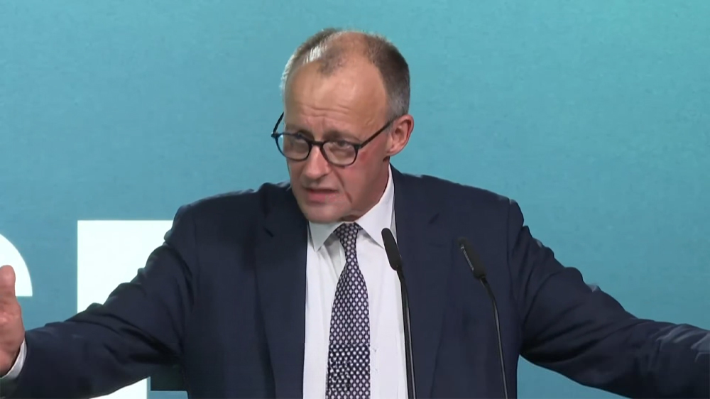 当地时间2月27日，德国总理默茨回到德国后发表讲话。视频截图