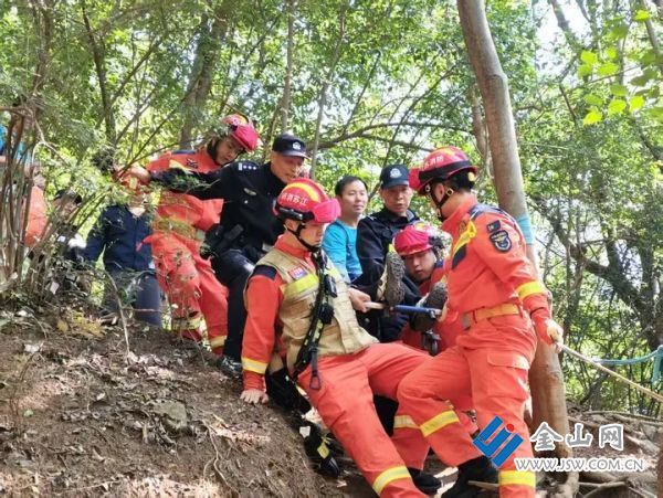 游客登山失足坠落 民警组织紧急救援2