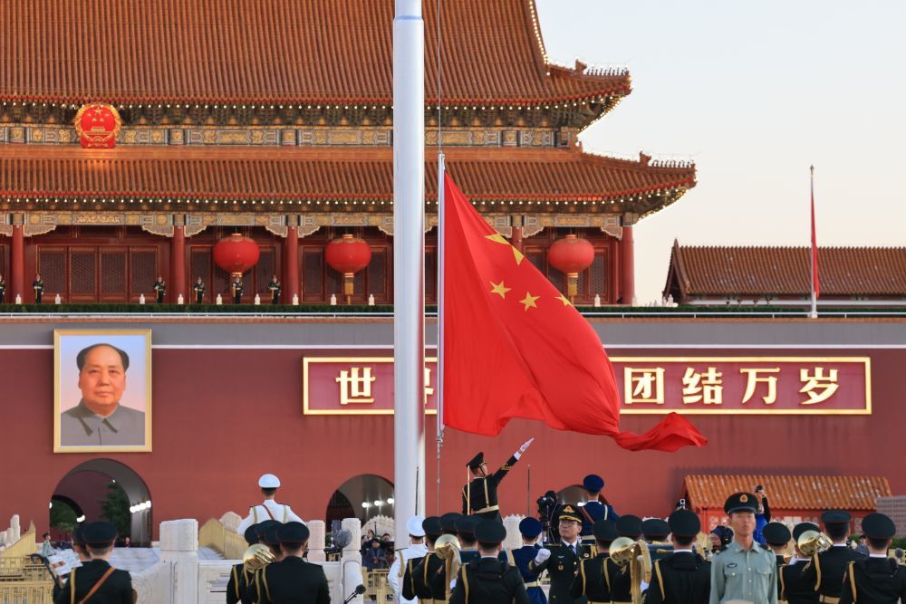 10月1日清晨,隆重的升国旗仪式在北京天安门广场举行,庆祝中华人民共和国成立77周年。新华社记者 殷刚 摄