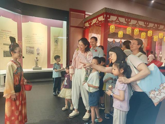 少年志愿讲解队员给群众讲解历史。