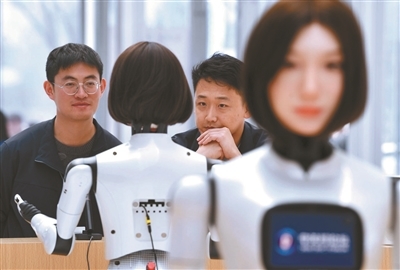 论坛会场外的迎宾机器人接待参观者