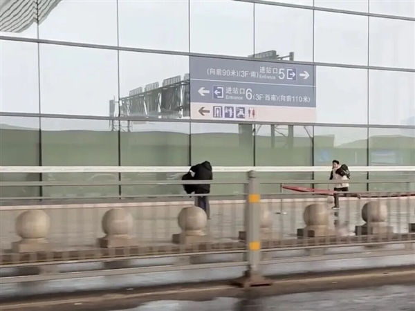 母亲送错进站口儿子狂追 郑州东站到底有多大?