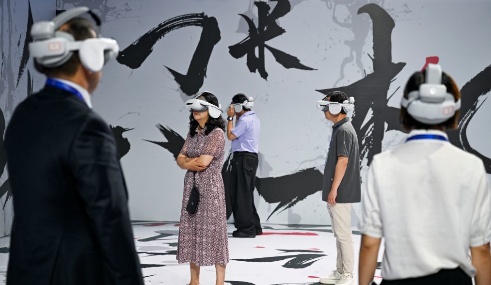 2025年7月4日，2025上海合作组织国家电影节电影市场开幕式及电影科技成果展览启动活动在重庆永川国际会展中心举行，这是嘉宾观看中国电影科技企业的虚拟影片。